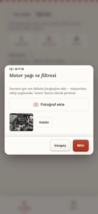 Demo Usta, kendisine atanmış Motor yağı ve filtresi işleminin Bitir ekranında son hâl fotoğrafını eklemiş. Bitir düğmesi tamamlanma kaydını oluşturur.